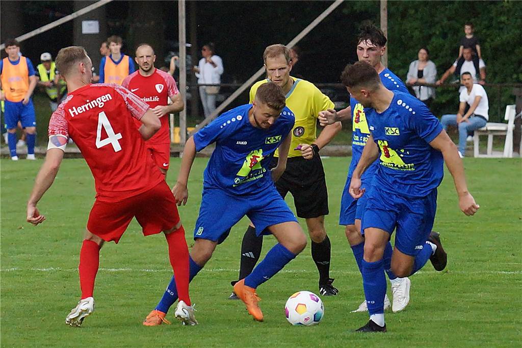 Kamener SC empfängt RW Barop: „Dieses Mal muss es einfach klappen.“ Maurice Hümmer (am Ball) traf gegen Herringen nur die Querlatte.