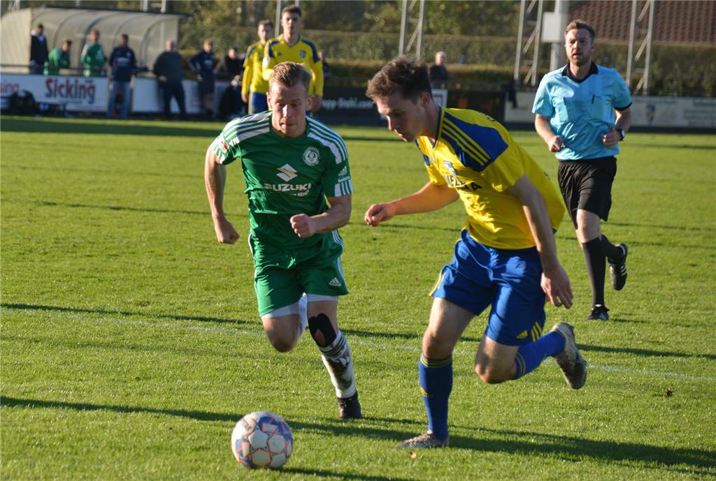 SpVgg Vreden schickt Holzwickeder SC endgültig in den Abstiegskampf Maurice Majewski - hier gegen Nicolas Ostenkötter - verlor mit dem HSC bei der SpVgg Vreden.