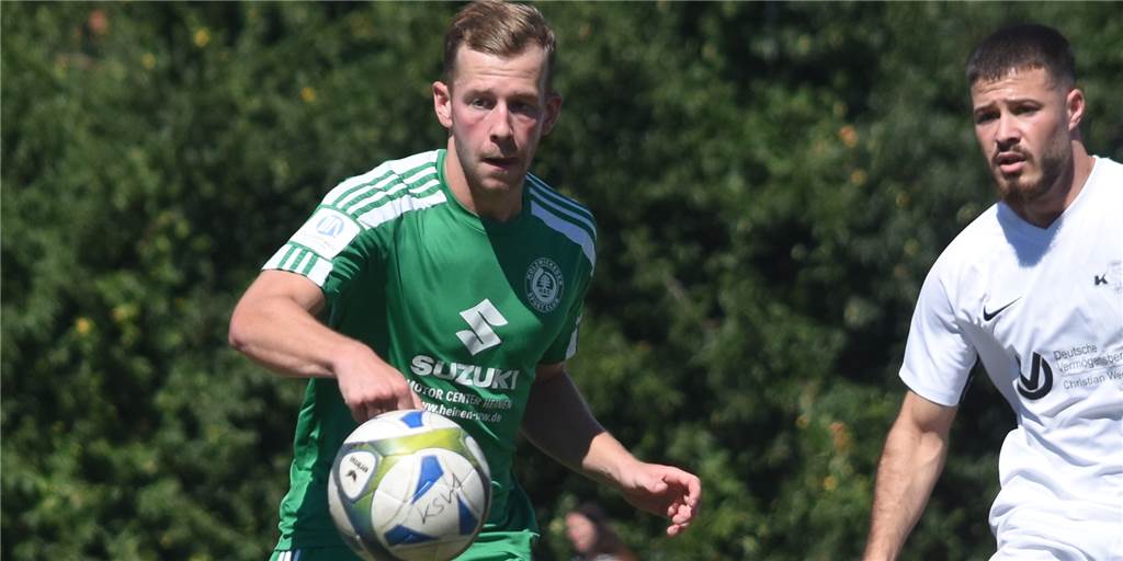 Maurice Majewski: Vom U17-Bundesliga-Kicker zum Holzwickeder Führungsspieler Maurice Majewski (l.), hier gegen Königsborns Ahmet Acar, hat sich zu einem Führungsspieler beim Holzwickeder SC entwickelt.