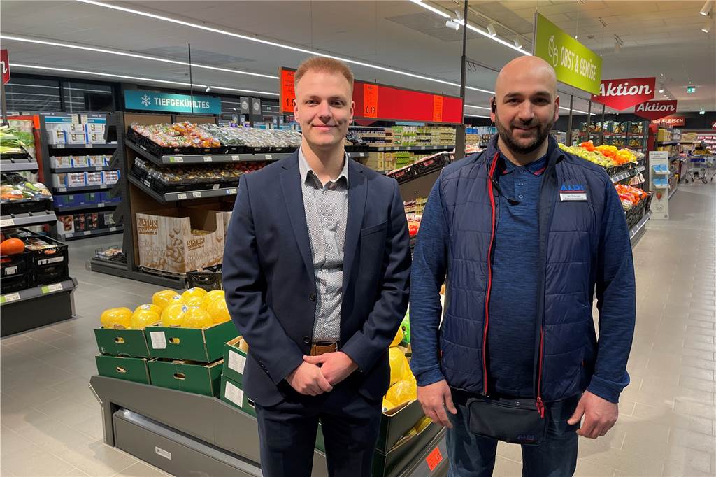 Zur Eröffnung des Aldi an der Droote fuhren Kunden quer durch die Stadt Maurice Poersch (l.) und der Filialleiter des neuen Aldi an der Droote, Fikret Gökcen, stehen im Obst- und Gemüsebereich des Marktes.