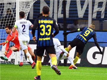 Mauro Icardi (r) erzielte das 3:0 für Inter. Foto: Daniel Dal Zennaro