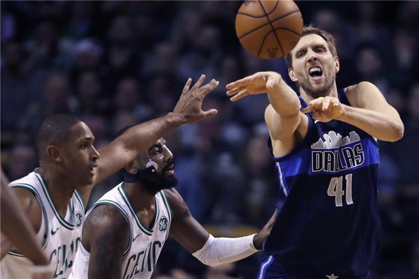 Nowitzki unterlieg mit Dallas gegen Spitzenreiter Boston Mavericks-Star Dirk Nowitzki (r) in Aktion gegen Al Horford (l) und Kyrie Irving von den Boston Celtics. Foto: Charles Krupa
