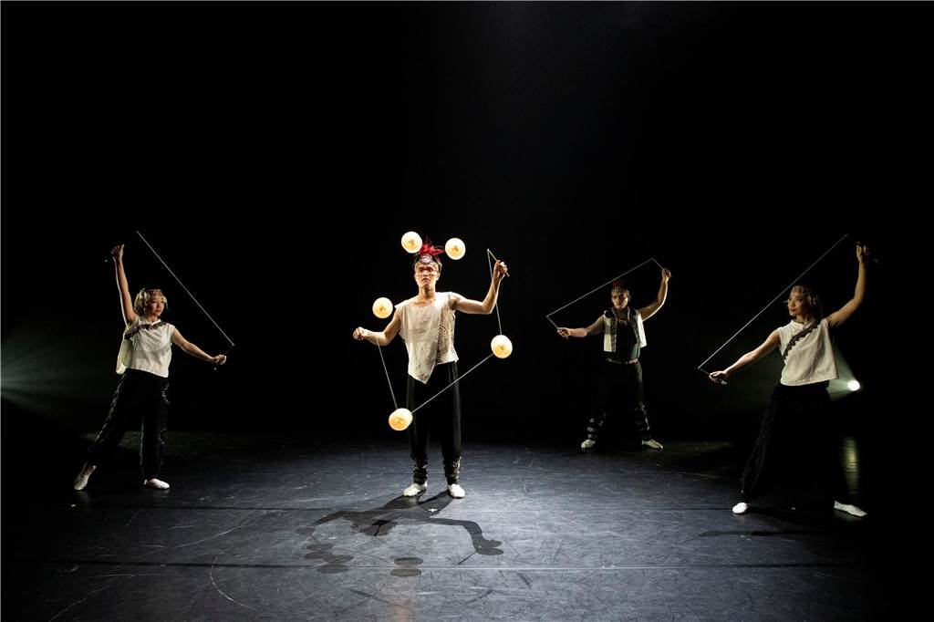 Artisten mit Diabolo in der Manege
