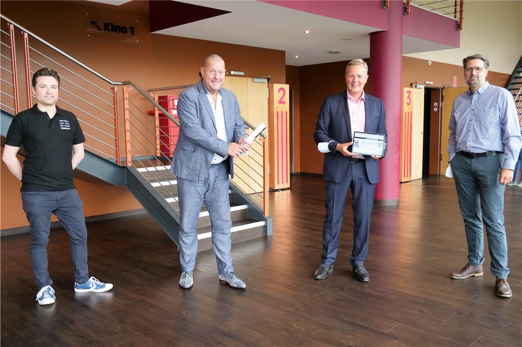 Kinofest Lünen: Neuer Veranstalter bekommt das bekannte Logo Max Biela (v.l.), organisatorischer Leiter des Kinofestes, Cineworld-Betreiber Meinolf Thies, Bürgermeister Jürgen Kleine-Frauns und Max Püschel (Pro Lünen) nach Unterzeichnung und auf Abstand in der Cineworld.