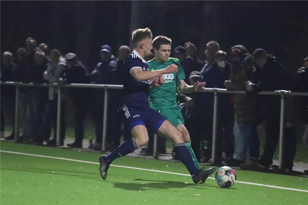 Noch ein Neuzugang mit Bezirksliga-Erfahrung Max Fiehe im Zweikampf mit Lippramsdorfs Bastian Denter