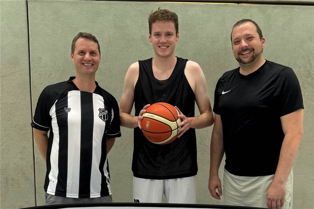 LippeBaskets holen weiteren Neuzugang Max Fuest (M.) wechselt nach Werne. Die beiden Coaches Christoph Henke (l.) und Marc Schwanemeier glauben, dass er eine gute Verstärkung sein wird.