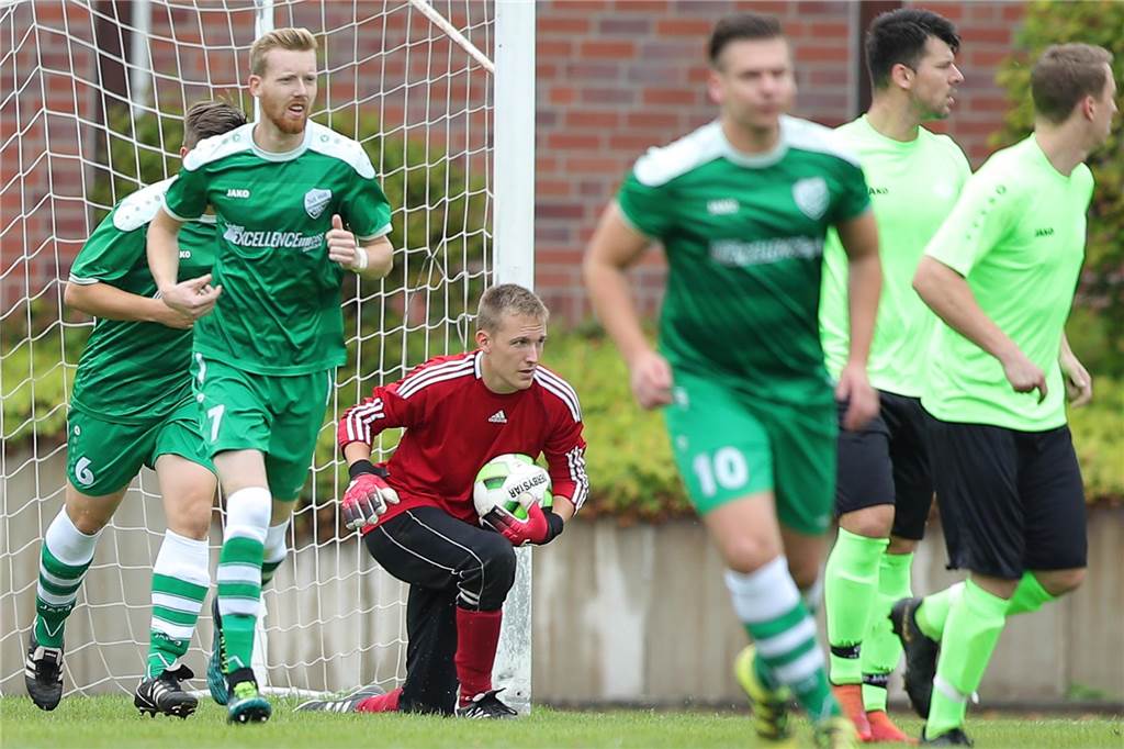 Drei neue Spieler für GS Cappenberg Max Kerkhoff hält den Ball.