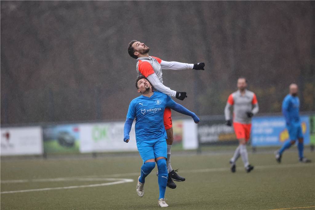 Remis gegen Davaria Davensberg: Werner SC zeigt zwei Gesichter Max Klimbt im Kopfballduell mit einem Spieler von Davaria Davensberg.