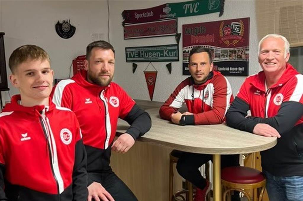 SC Husen Kurl schnappt dem SV Berghofen ein Talent weg und bedient sich beim TuS Neuasseln Max König (l.) und Sören Eckardt (2.v.l.) spielen in der neuen Saison für das Team von Trainer Dominik Herrmann (2.v.r.) und dem Sportlichen Leiter Frank Meinefeld (r.).