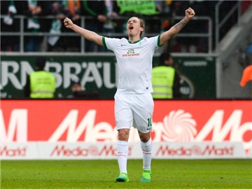 Max Kruse führte die Bremer mit einem Viererpack zum Sieg in Ingolstadt. Foto: Armin Weigel