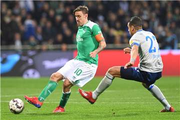 Max Kruse (l.), hier im März 2019 gegen den damaligen Schalker Jeffrey Bruma: Schalke als „Nebenbuhler“ von Werder Bremen?