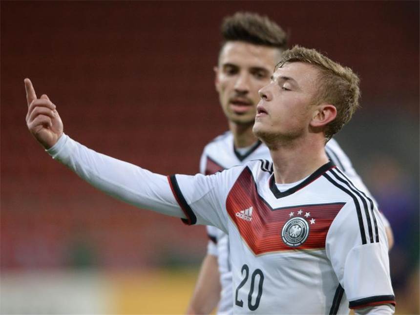 EM-Test bestanden: U 21 besiegt Niederlande 3:1 Max Meyer (r) feiert mit Julian Korb seinen Treffer zum 3:0. Foto: Armin Weigel