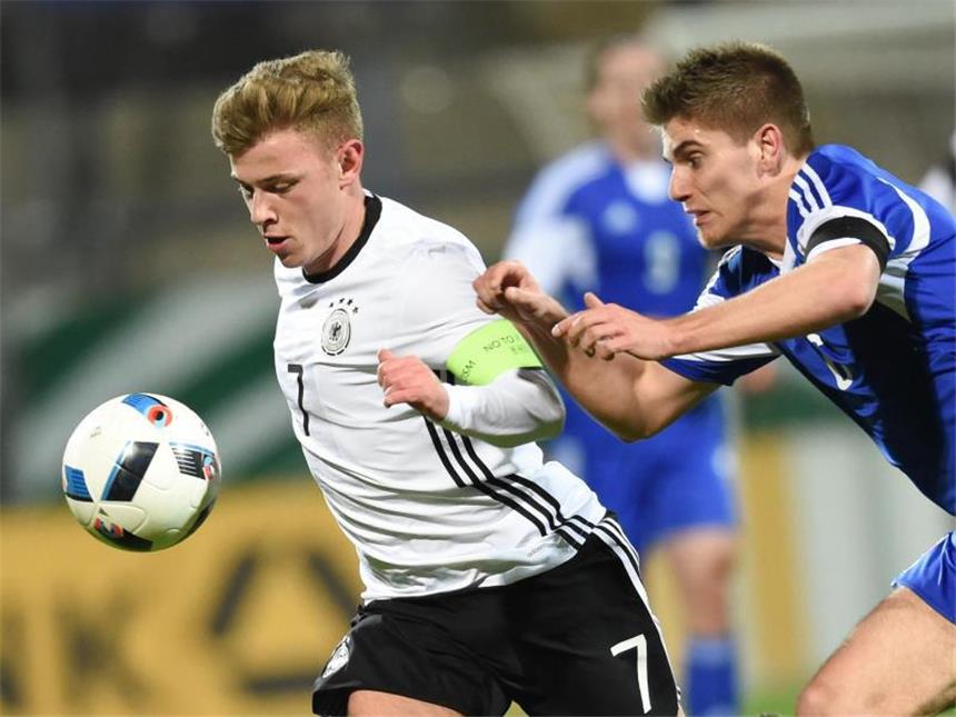 Meyer kann sich langfristigen Verbleib vorstellen Max Meyer spielt seit 13 Jahren bei Schalke 04 und fühlt sich dort sehr wohl.
