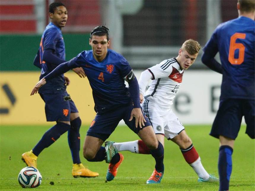 EM-Test bestanden: U 21 besiegt Niederlande 3:1 Max Meyer verliert das Duell um den Ball gegen den Niederländer Karim Rekik (l). Foto: Armin Weigel