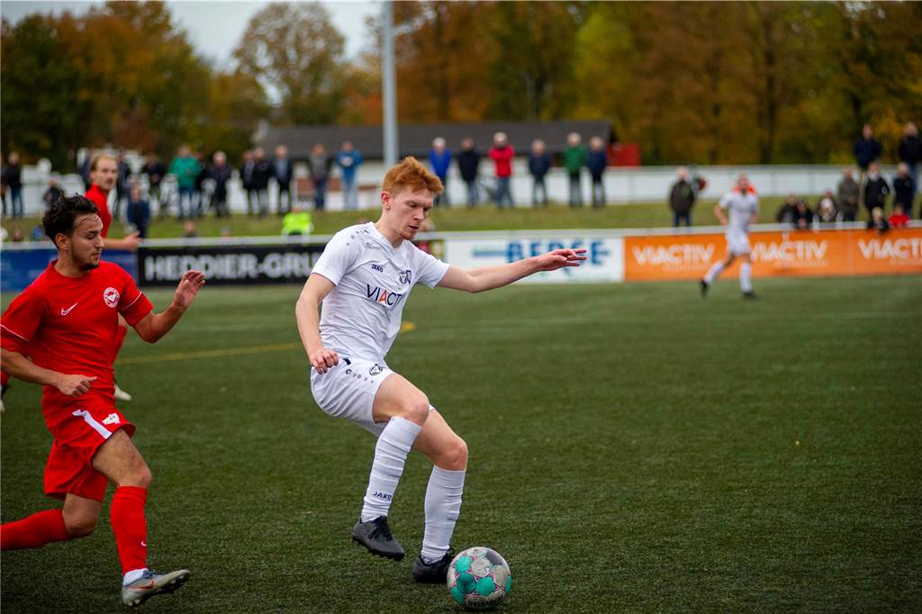 Emotionales Comeback beim TuS Haltern: Leistungsträger (21) hat Bandscheibenvorfall auskuriert Max Michalak (r.), hier im Duell mit einem Gegenspieler von Borussia Münster, ist glücklich wieder Fußball spielen zu können.