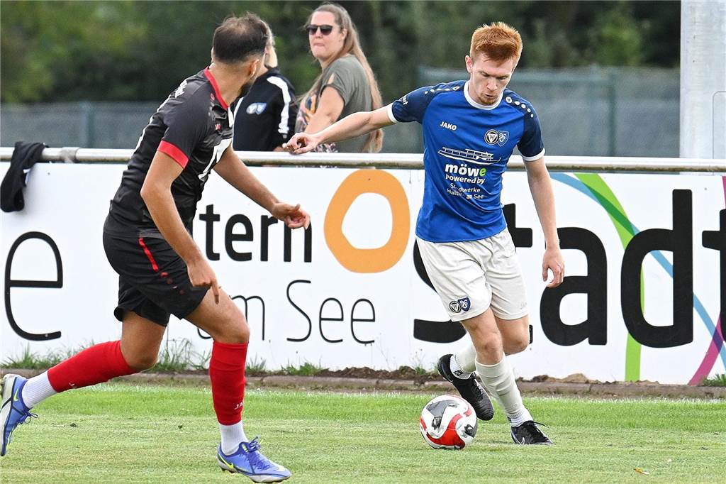Max Michalak geht mit dem Ball auf seinen Gegenspieler zu