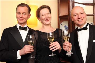 Max Raabe (l.) und Christoph Israel (hier mit Gaby Klein) kennen sich seit Jugendtagen aus Lünen, treten auch seit Jahren immer wieder gemeinsam auf. Jetzt wieder in einem der Wohnzimmer-Konzerte von Daniel Hope.