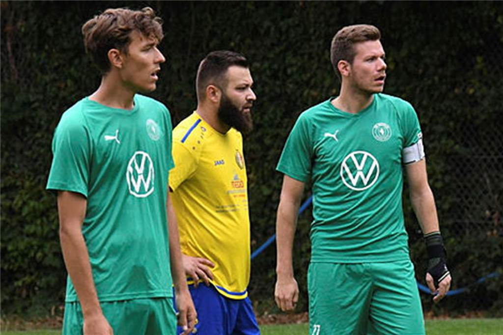 Wethmar muss weiterhin auf verletzten Max Strecker verzichten Max Strecker steht mit Jonas Osterholz und einem Gegenspieler auf dem Platz.