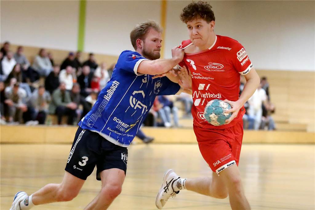 Ein Spieler der HVE Villigst-Ergste zieht seinem Gegenspieler am Trikot.