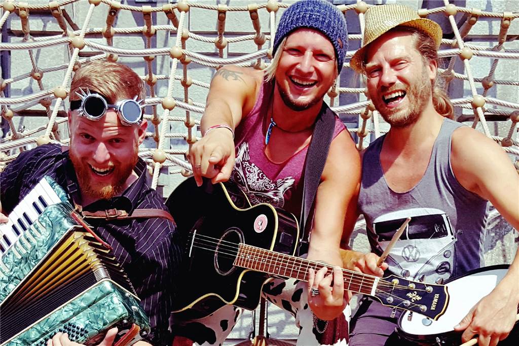 Red Ivy, Bruno „Günna“ Knust und einige mehr zu Gast in der Freilichtbühne Werne Maxim Wartenberg (M.) lädt mit Tim Schöne (r.) und Jens Niemann für Sonntagvormittag, 22. August, zur „Trommelfloh-Freilichtbühnen-Party“ ein.