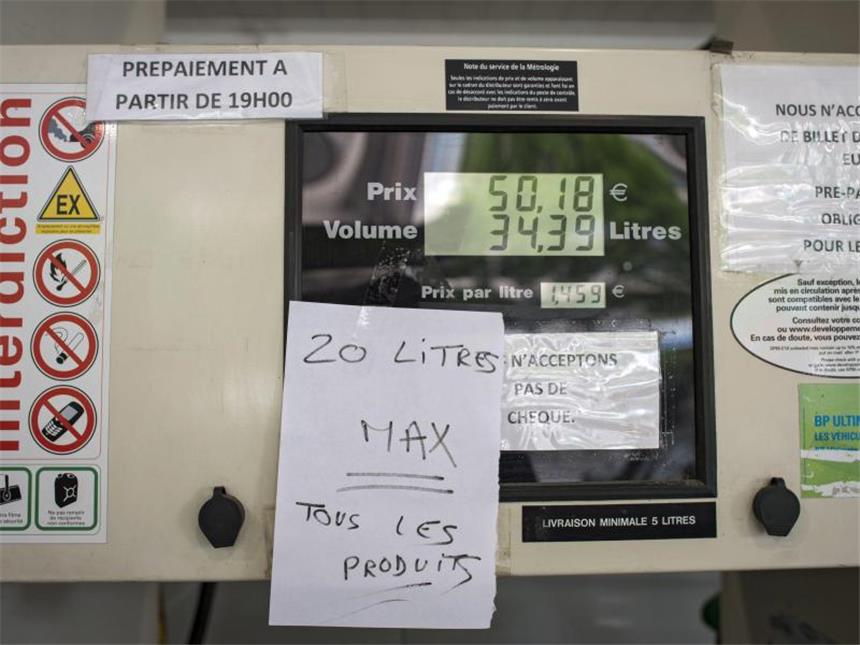 Französische Regierung will Benzinkrise lösen «Maximal 20 Liter von jedem Produkt», steht auf einer Zapfsäule in Paris. Mit Blockaden von Raffinerien und Benzinlagern protestieren Demonstranten in Frankreich seit Tagen gegen eine geplante Arbeitsmarktreform. Foto: Jeremy Lempin