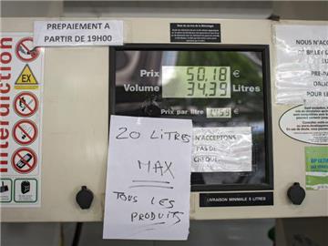 «Maximal 20 Liter von jedem Produkt», steht auf einer Zapfsäule in Paris. Mit Blockaden von Raffinerien und Benzinlagern protestieren Demonstranten in Frankreich seit Tagen gegen eine geplante Arbeitsmarktreform. Foto: Jeremy Lempin