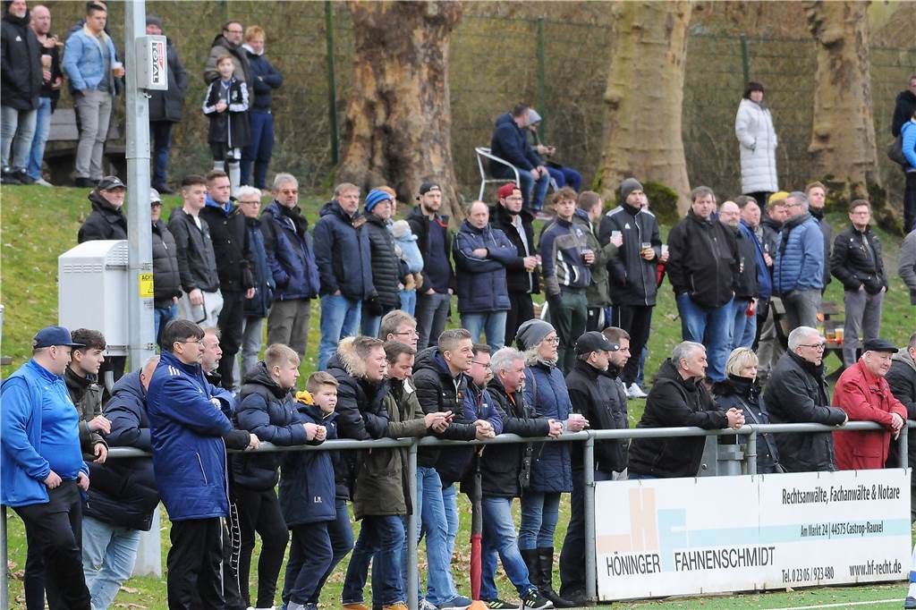Übersicht: Mit diesen Teams duellieren sich die Castrop-Rauxeler Fußballer in Testspielen Maximal 300 Zuschauer dürfen während der Corona-Pandemie seit dem 12. Juli bei Fußball-Spielen zuschauen. Und müssen - anders als hier beim Landesliga-Derby zwischen Wacker Obercastrop und dem FC Frohlinde im Februar - den Mindestabstand von 1,50 Metern einhalten.