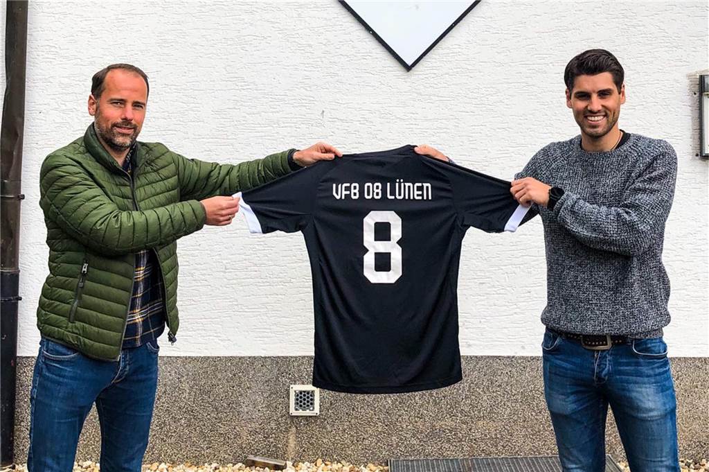 Gruppenbilder in Corona-Zeiten: Muss das wirklich sein? Maximale Distanz auf einem Vorstellungsbild: Tom Meier (r.), Neuzugang beim VfB Lünen