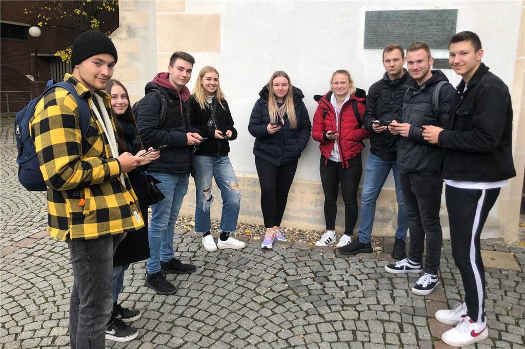 Maximilan Weit, Marie Hoffmann, Moritz Renze, Lisa Pakbs, Julia Gem, Nele Schröder, Jannis Hoske, Timon Stepputat und Maximilan Respondek (v.l.) testen die App „Verwischte Supren“ und lernen neues über das einst jüdische Leben in Lünen.