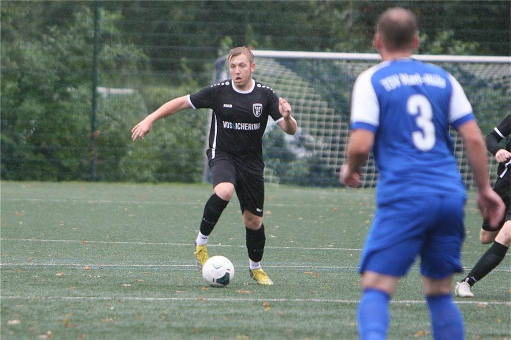 Der SV Altendorf rüstet auf: Drei namhafte Neue stehen schon fest Maximilian Alhorn am Ball