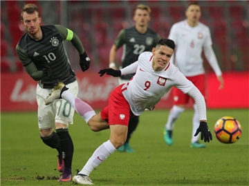 Maximilian Arnold (l) konnte den Polen Mariusz Stepinski nicht stoppen. Foto: Andrzej Grygiel