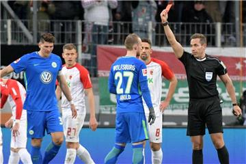 Maximilian Arnold (M.) hatte in Augsburg die Rote Karte gesehen. Foto: Stefan Puchner