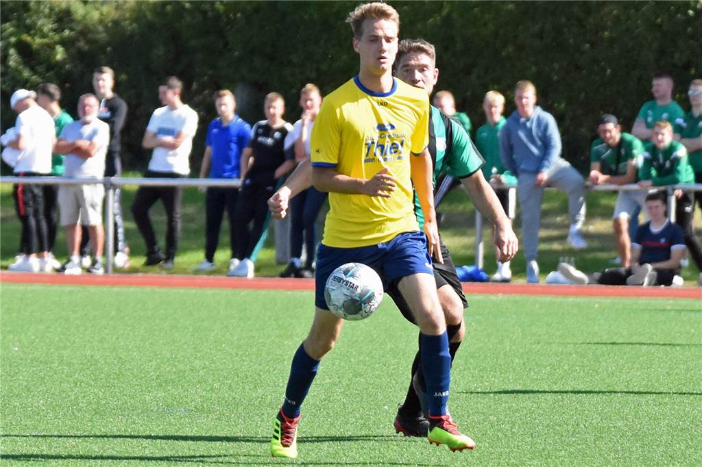 Nico Holtmann hat keine Angst vor Konkurrenz - und bei einem Neuzugang seine Finger im Spiel Maximilian Drews schnürt bis zum Sommer noch für den SV Herbern die Fußballschuhe.