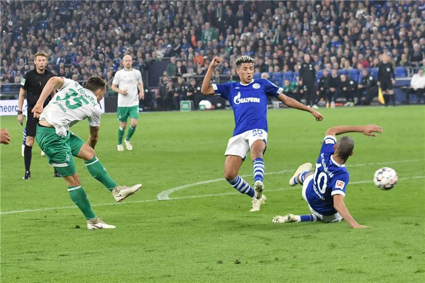 Maximilian Eggestein (l.) erzielte die beiden Tore in der Veltins Arena.