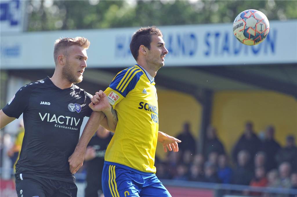3:0 gegen Haltern: Vreden erst glücklich, dann eiskalt Maximilian Hinkelmann, hier im Duell mit Tim Forsmann, bereitete den Treffer zum 3:0 vor.