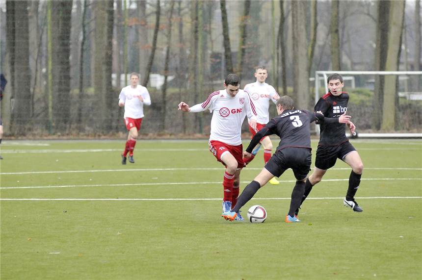 Lüdiger bewahrt Eintracht vor Klatsche Maximilian Hinkelmann (l.) verfehlte das Anschlusstor für Eintracht Ahaus. MLZ-FOTO