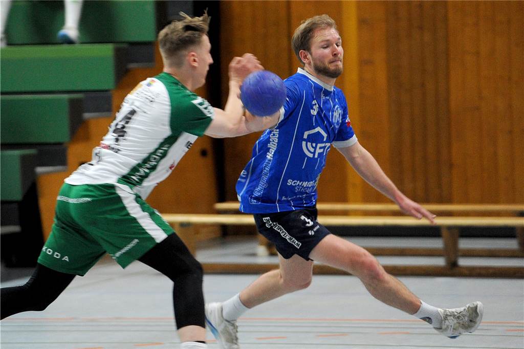 Mannschaft der HVE Villigst-Ergste für nächste Saison steht: Ein Leistungsträger hört auf Ein Handballer der HVE Villigst-Ergste im Zweikampf.