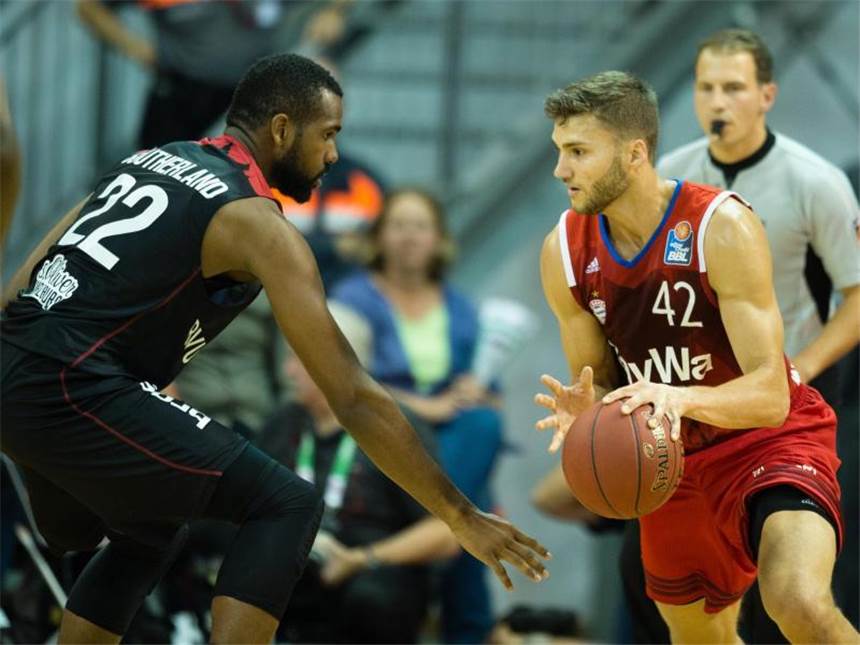 Bamberg und Bayern mit klaren Siegen Maximilian Kleber (r) war bei den Bayern mit 20 Punkten Topscorer. Foto: Matthias Balk