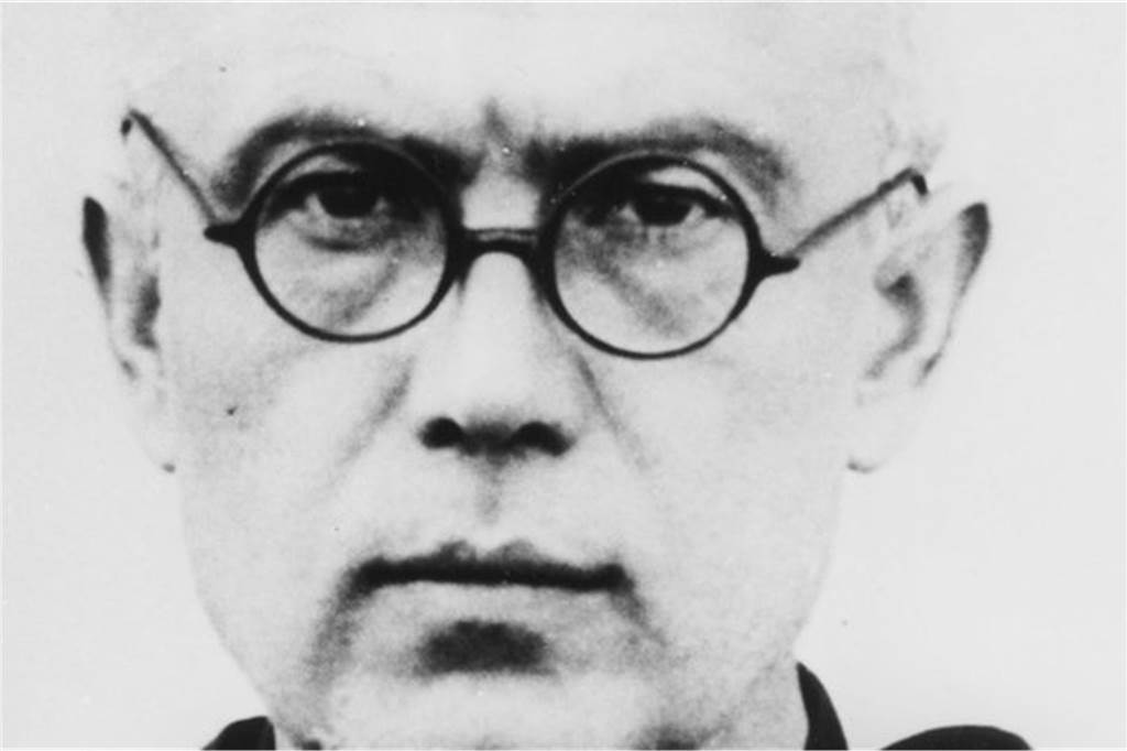 Maximilian Kolbe (1893-1941) war katholischer Pfarrer in Polen. Er starb im KZ Auschwitz, wo er für einen Mithäftling in den Hungerbunker ging. 1982 wurde er heilig gesprochen. Neben der Kolbestraße ist in Nordkirchen auch eine Schule nach ihm benannt.