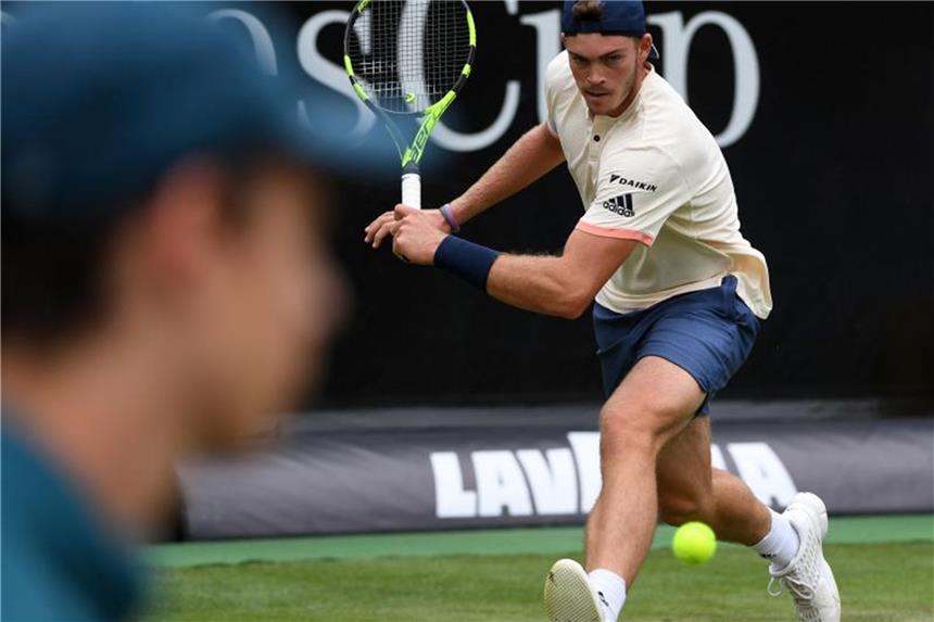 Marterer im Achtelfinale von Stuttgart Maximilian Marterer aus Deutschland spielt gegen den Kroaten Viktor Galovic eine Rückhand. Foto: Marijan Murat