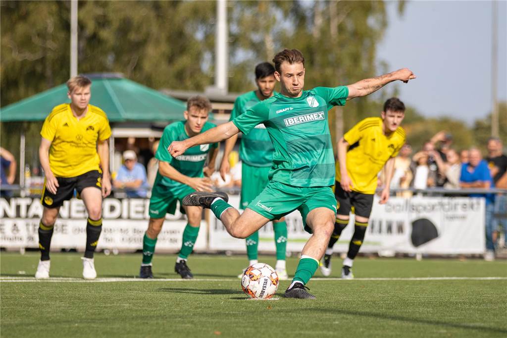 Doppelpack von Frederik Stöwe: Kaiserau bleibt in der Erfolgsspur Maximilian Morgner zeigt Nerven und vergibt den Strafstoß zum möglichen 1:1.