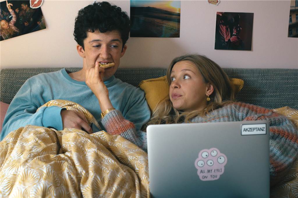 In Netflix-Serie: Halterner nimmt als Lehrer eine Abiturprüfung ab Maximilian Mundt als Moritz Zimmermann und Anna Lena Klenke als Lisa Novak in einer Szene der zweiten Staffel der Serie "How to Sell Drugs Online (Fast)".