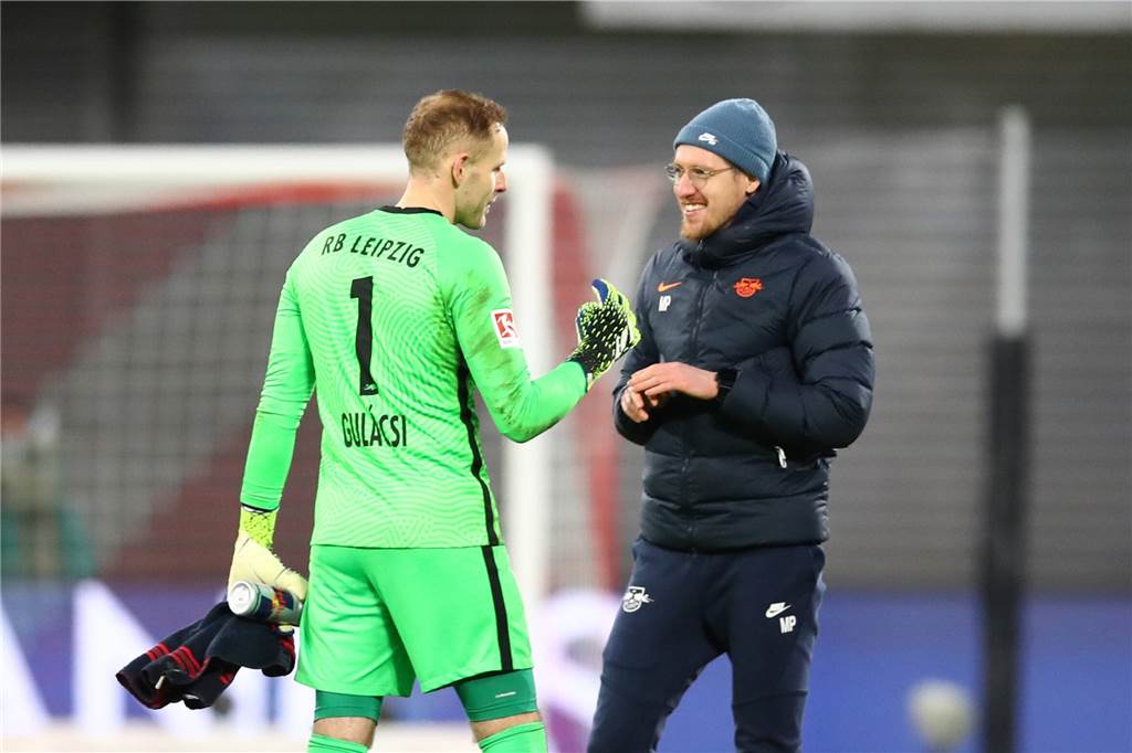 Ex-Halterner vor Wechsel zum FC Bayern - Wiedervereinigung mit Nagelsmann Maximilian Pelka (r.), hier mit Leipzigs Torwart Peter Gulacsi, steht vor einem Wechsel zum FC Bayern München.