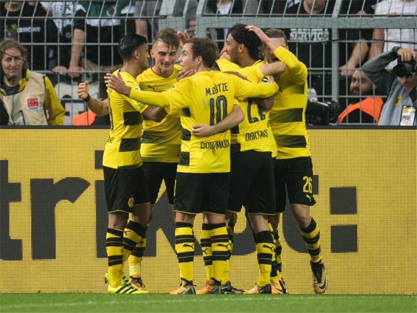 Berauschende Generalprobe: BVB meisterlich Maximilian Philipp (2.v.l.) jubelt mit seinen Mitspielern über das 1:0. Dortmund gewann mit 6:1 gegen Mönchengladbach. Foto: Bernd Thissen