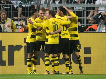 Maximilian Philipp (2.v.l.) jubelt mit seinen Mitspielern über das 1:0. Dortmund gewann mit 6:1 gegen Mönchengladbach. Foto: Bernd Thissen