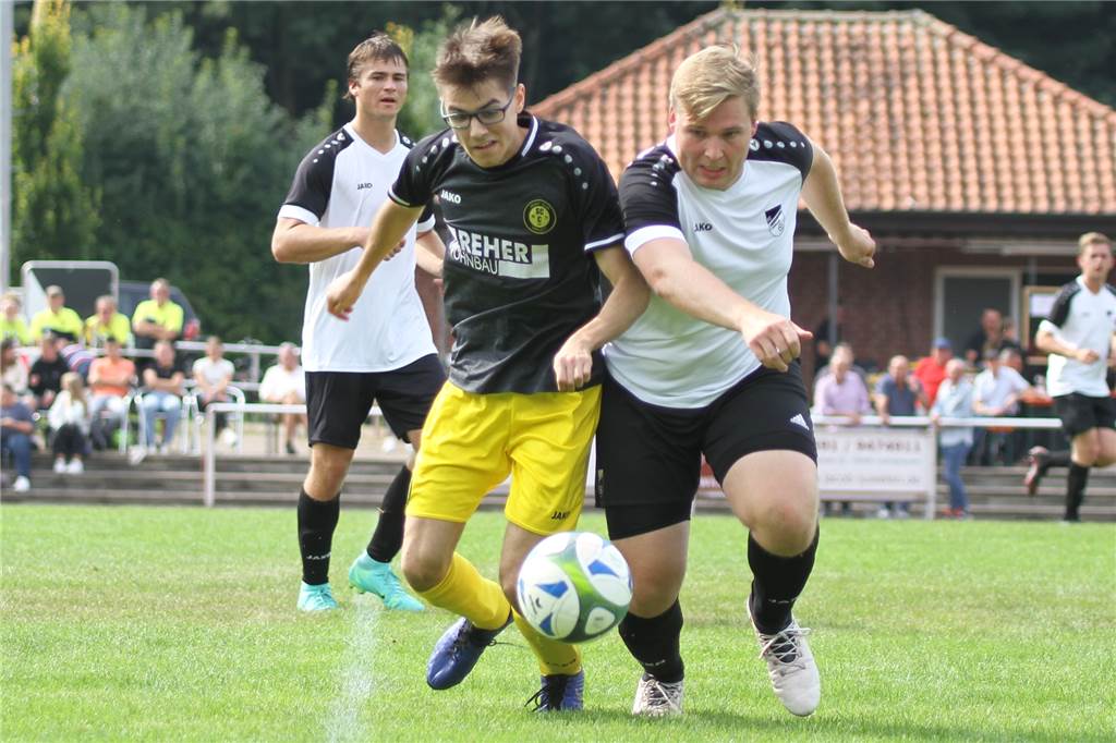 Matchwinner gleich im Premierenderby: Sprinter des SC Capelle glaubt noch an großen Wurf Maximilian Rethmeier (l.) musste das Derby gegen den FC Nordkirchen II verloren geben. Gegen den SV Südkirchen feierte der Flügelstürmer seinen ersten Derbysieg.