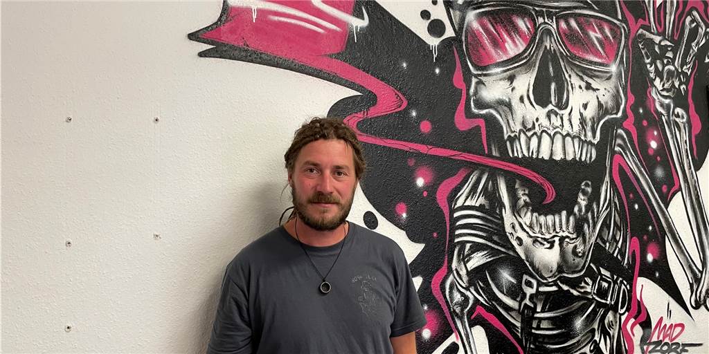 Mit Video: „Boardslide“ eröffnet an neuem Standort in Werne Maximilian Wingenfeld vor einer Wand in seinem neuen Laden
