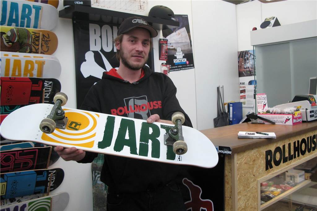 Ein Mieter reduziert seine Standorte: So ist der Stand im Horne-Center Maximilian Wingenfeld steht in seinem Skater-Laden und hält ein Skateboard.
