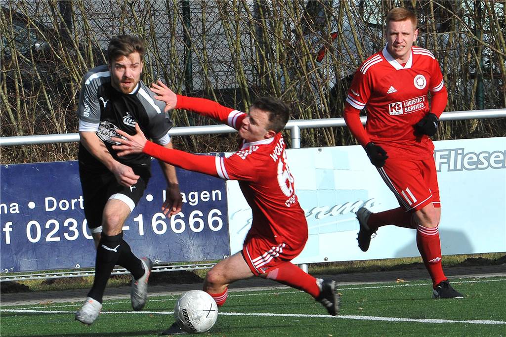 Ein Trainer muss ins Tor und scheidet mit Zerrung aus, ein anderer Coach spricht Klartext Maximilian Wolff und Dennis Huck (re.) hatten mit dem Geisecker SV gegen Neuenrade deutlich das Nachsehen.