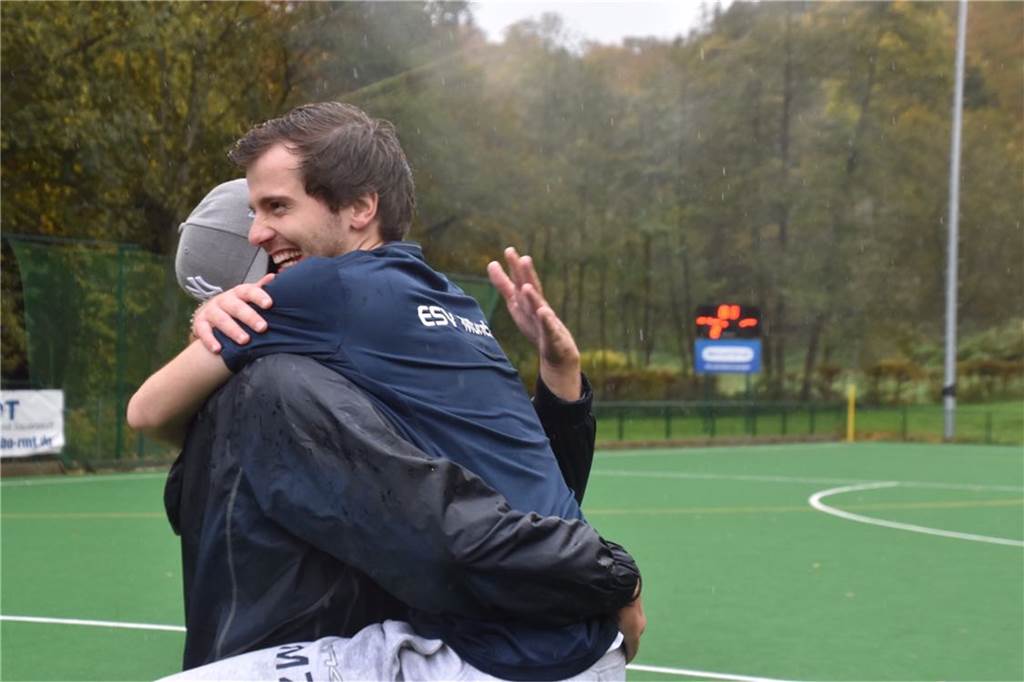 Maximilian Zobiegala reist für den Hockeysport durch ganz Deutschland Maximilian Zobiegala (r) trainiert mittlerweile nicht nur als Co-Trainer das Frauen-Team des MSC, sondern auch die weibliche A-Jugend.